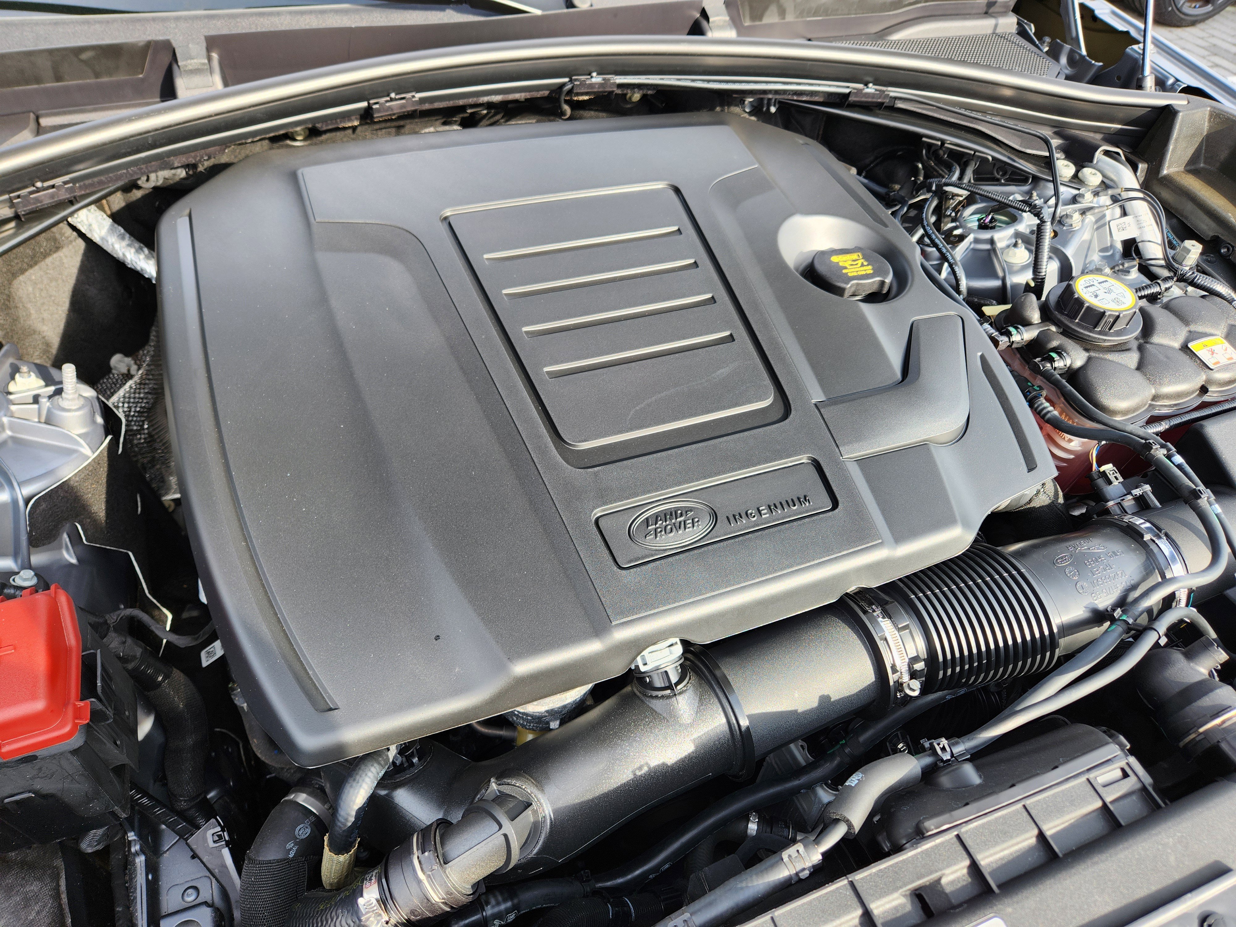 Certified 2026 Land Rover Range Rover Velar Dynamic SE image 9