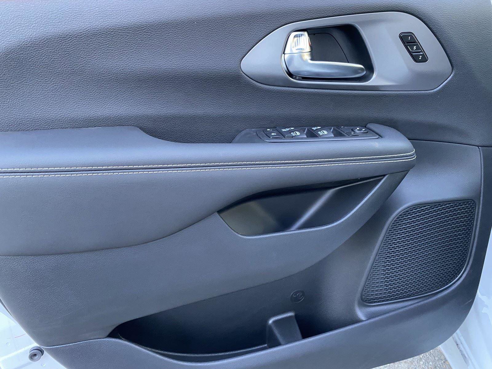 New 2026 Chrysler Pacifica Select FWD image 13