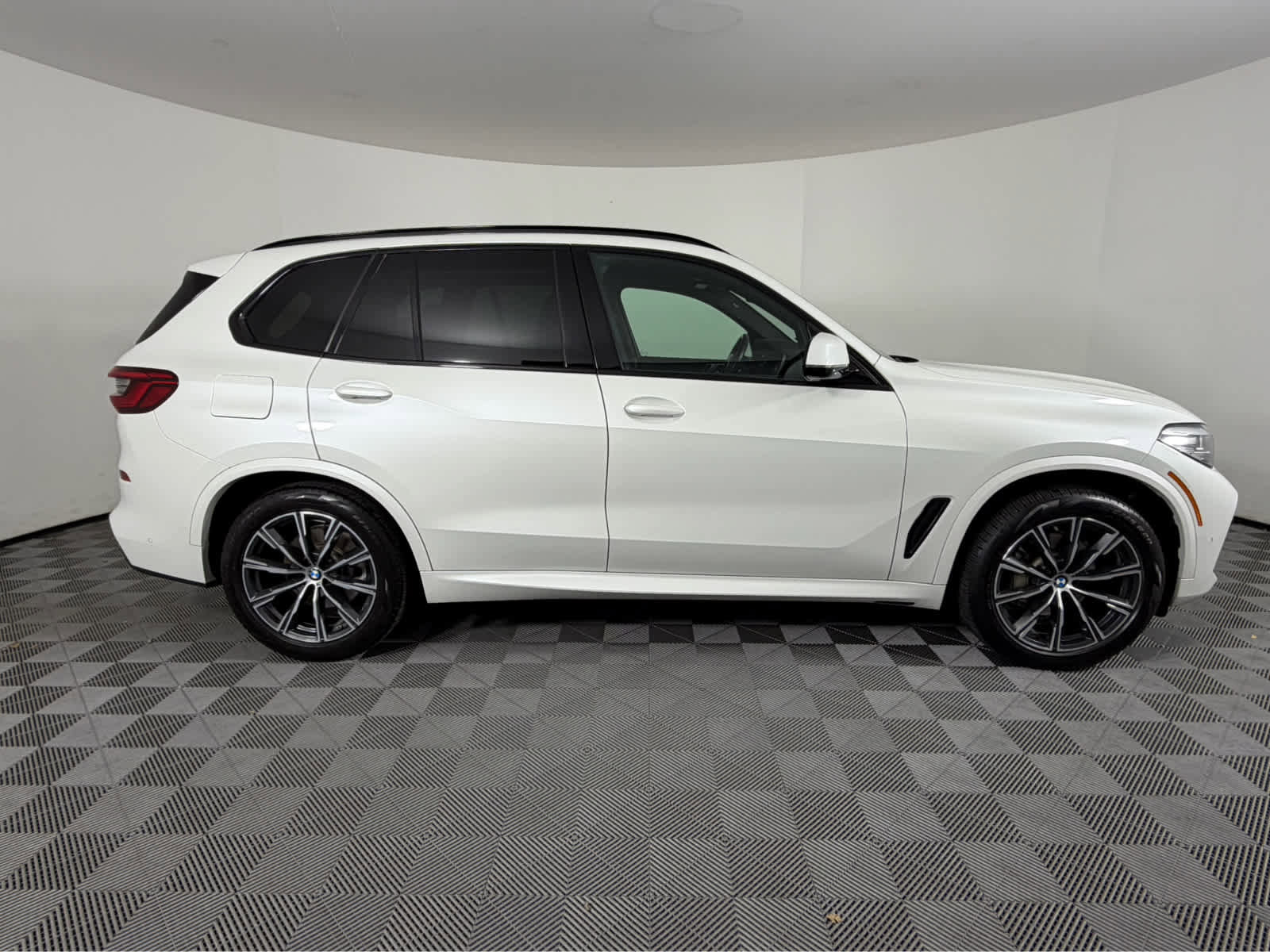 Used 2020 BMW X5 xDrive40i w/ M Sport Package image 2