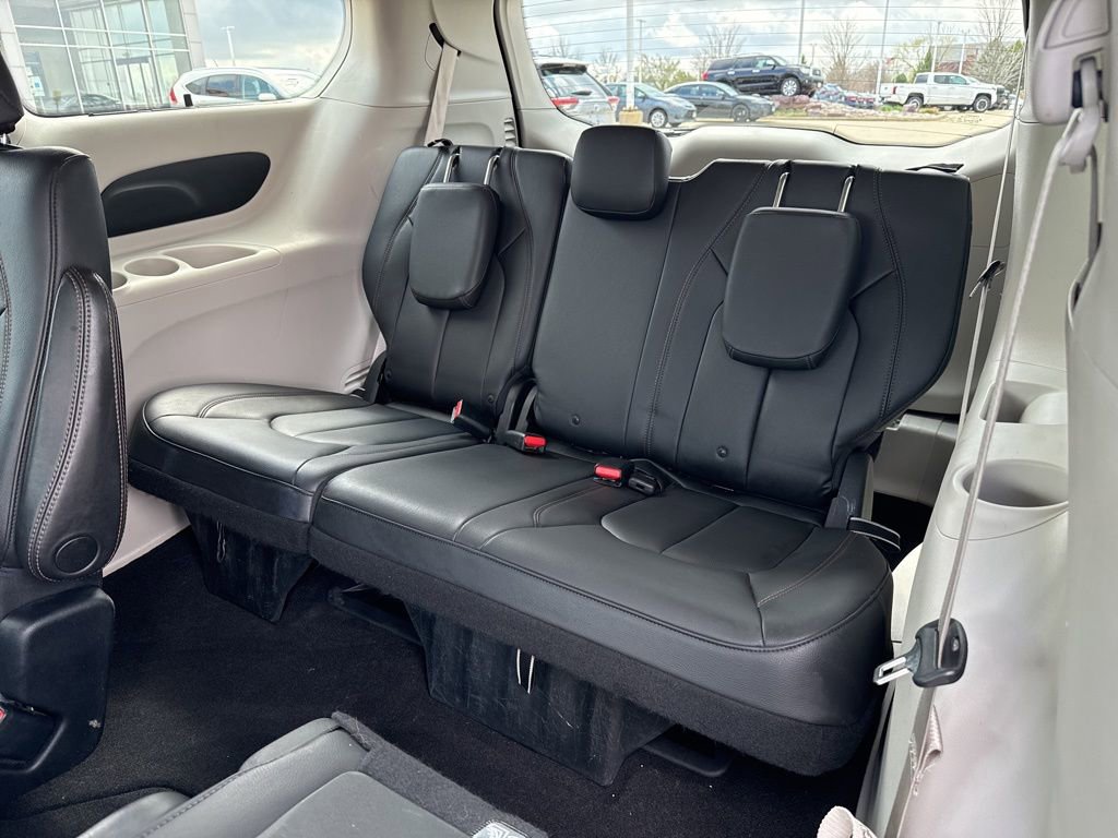 Used 2017 Chrysler Pacifica Touring-L image 10