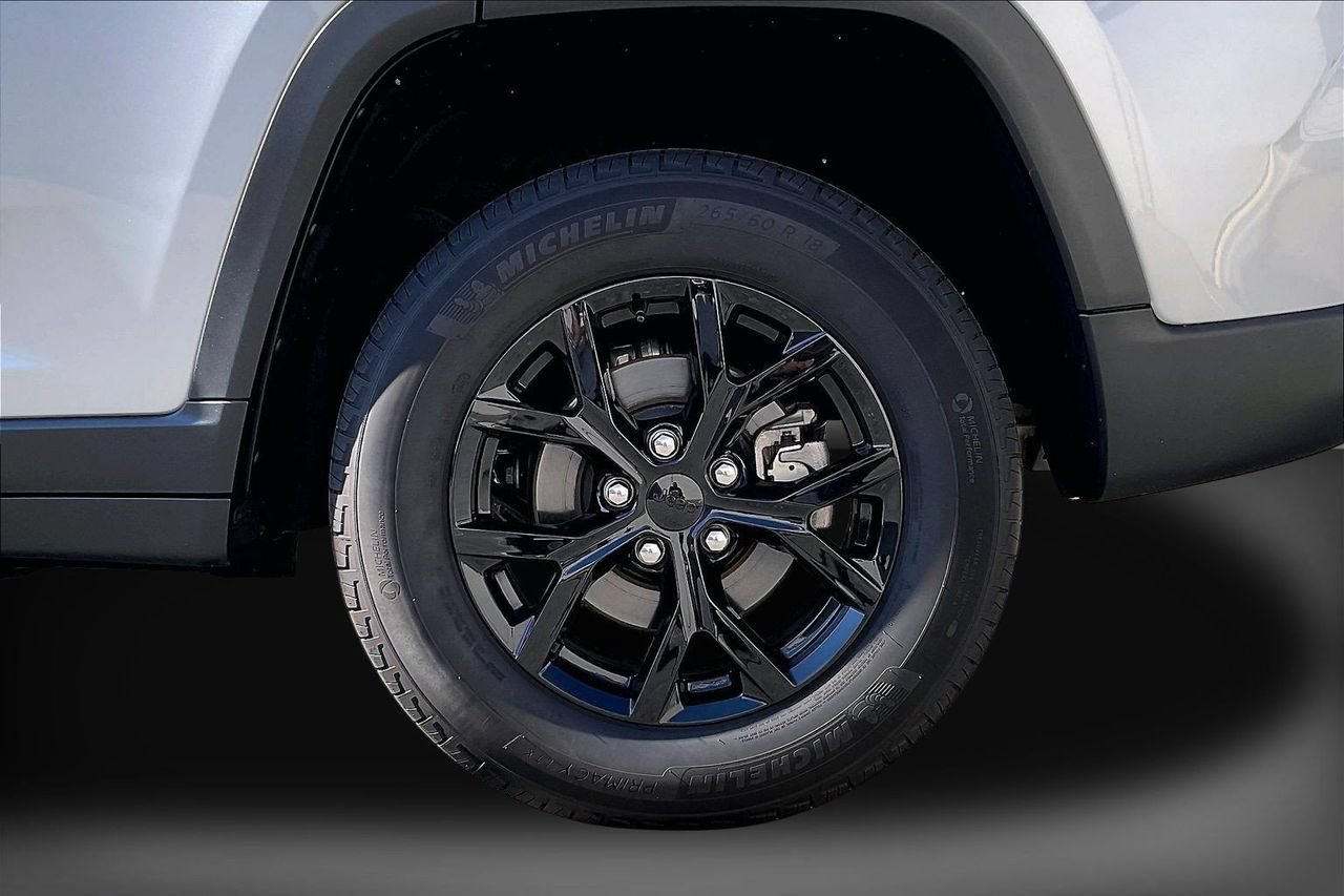 Certified 2025 Jeep Grand Cherokee Altitude AWD/4WD image 34