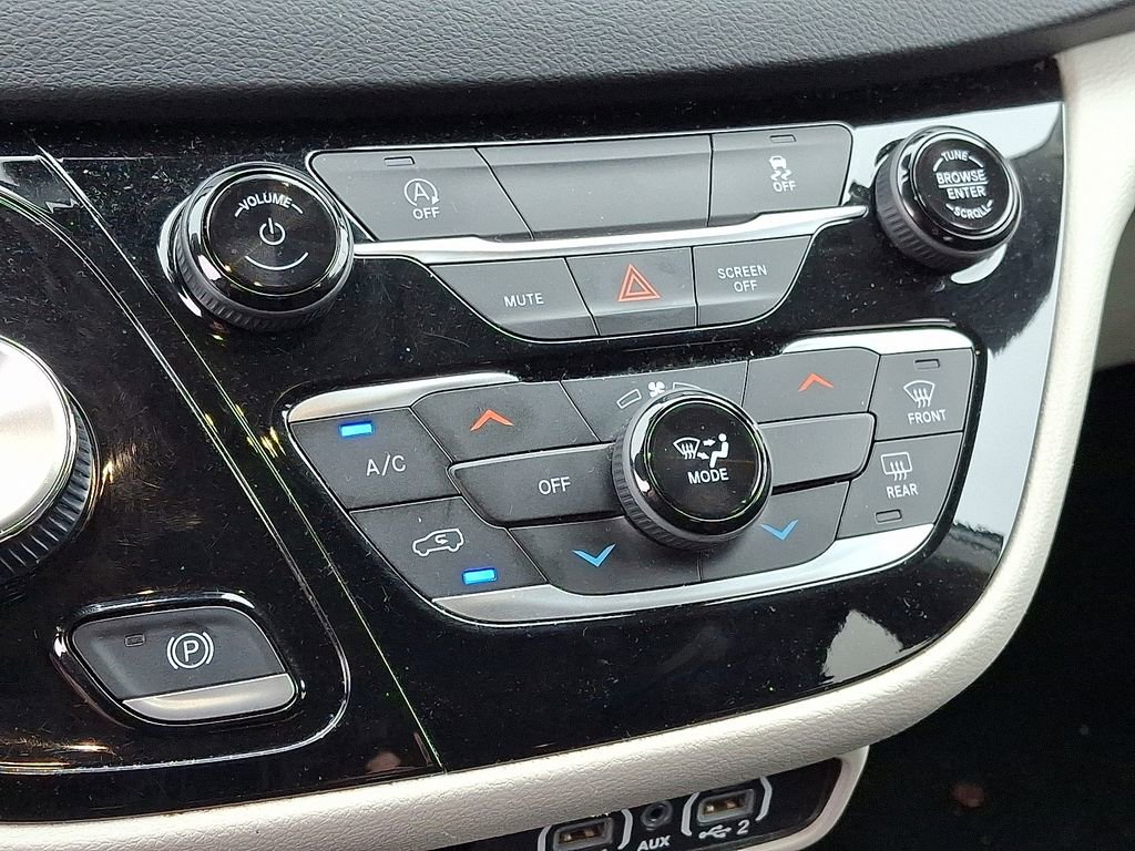 Used 2023 Chrysler Voyager LX image 16