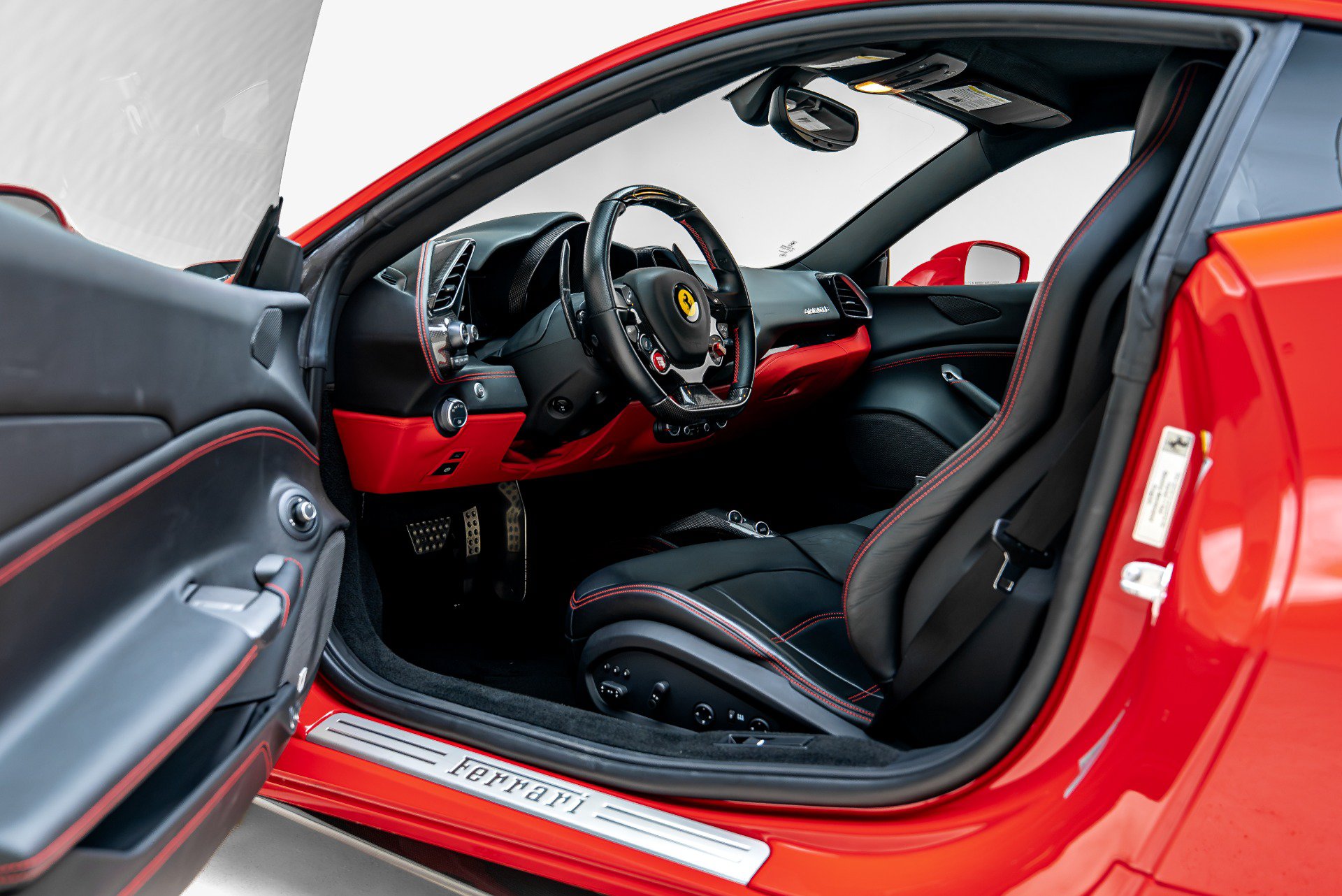 Used 2018 Ferrari 488 GTB RWD image 3