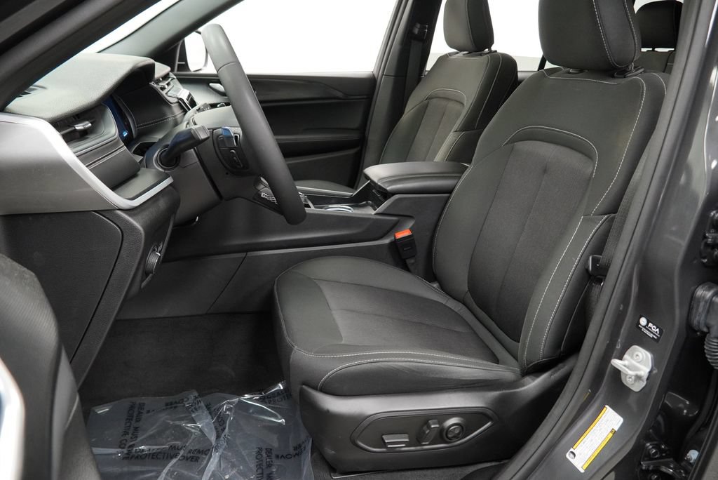Used 2025 Jeep Grand Cherokee Laredo X AWD/4WD image 16