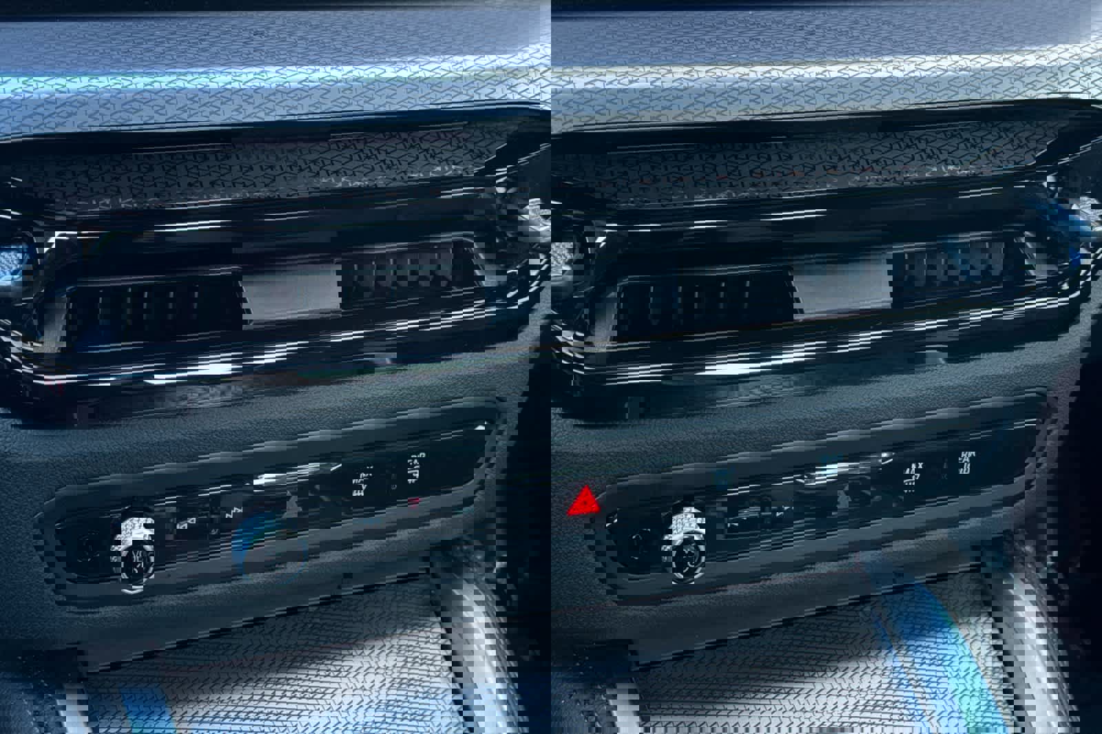 Used 2025 BMW 230i Coupe w/ M Sport Package image 21