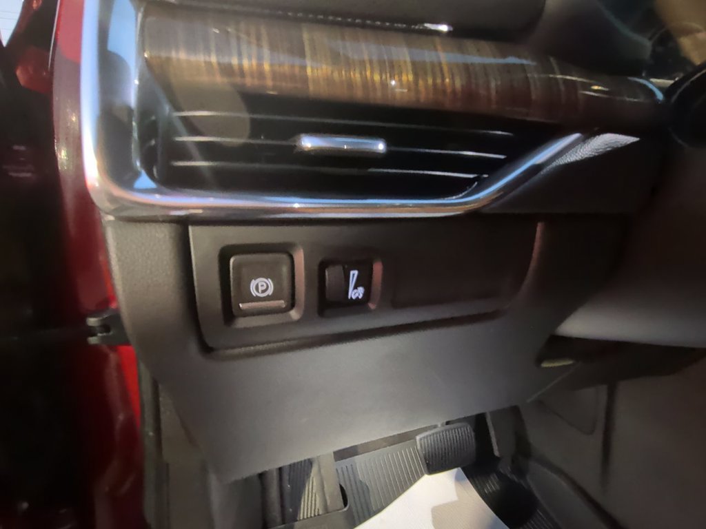 Used 2020 Cadillac XT4 Premium Luxury w/ Enhanced Visibility Package AWD/4WD image 14