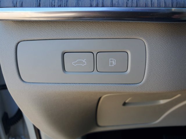 Used 2024 Volvo XC90 T8 Plus w/ Protection Package Premier AWD/4WD image 18