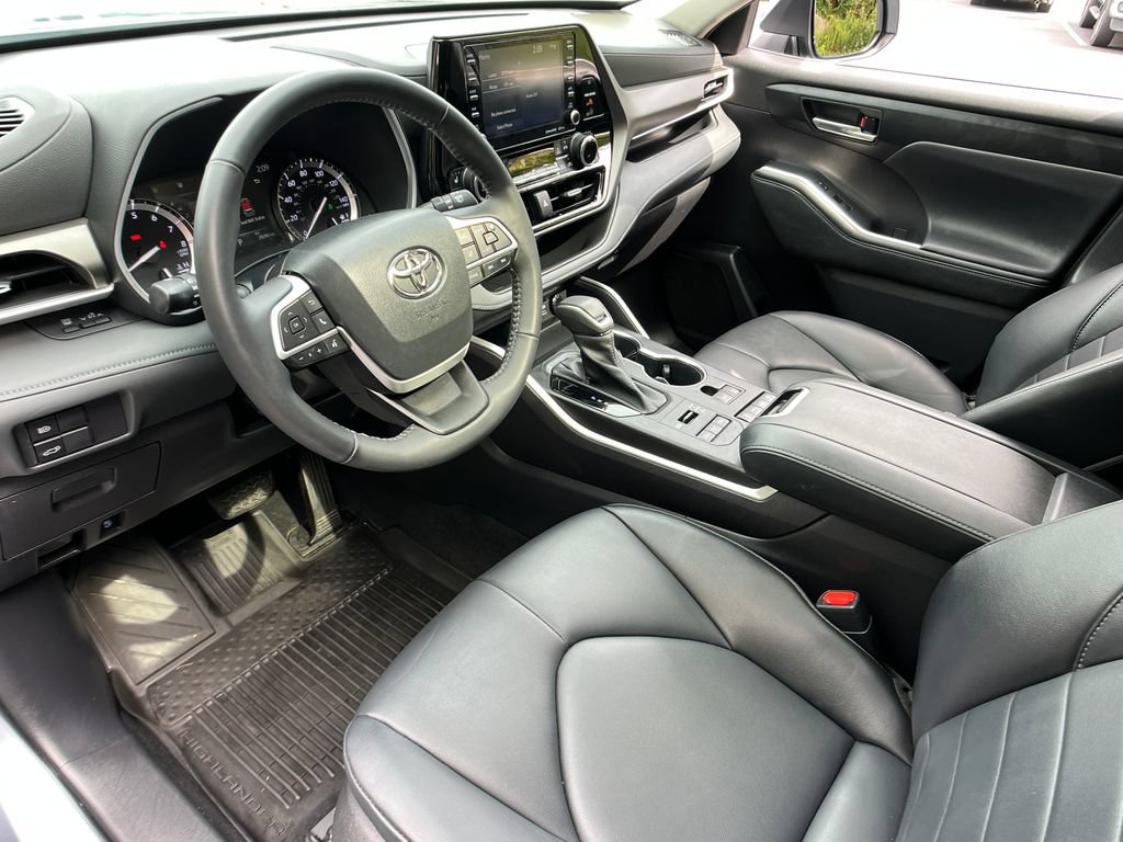 Used 2022 Toyota Highlander XLE AWD/4WD image 11