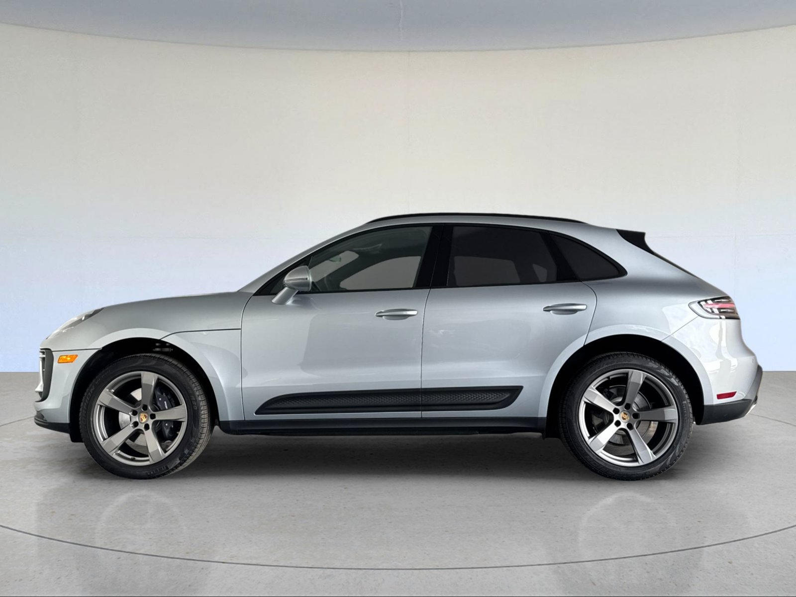 Certified 2025 Porsche Macan AWD/4WD image 2