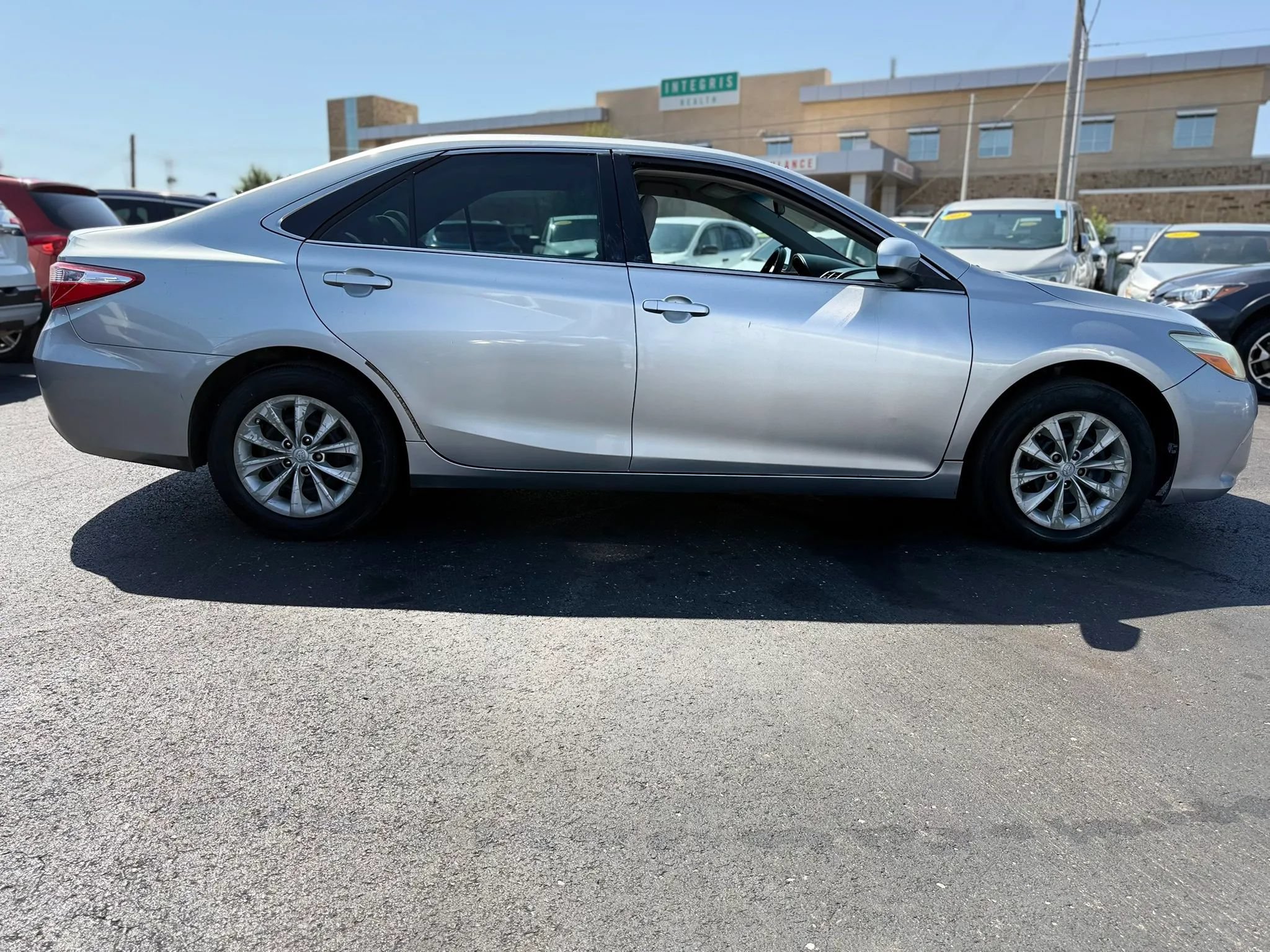 Used 2016 Toyota Camry LE FWD image 2