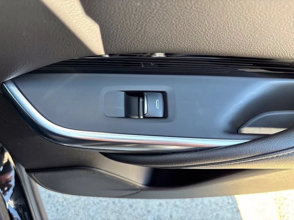 Used 2024 Cadillac XT4 Luxury w/ Cold Weather Package AWD/4WD image 29