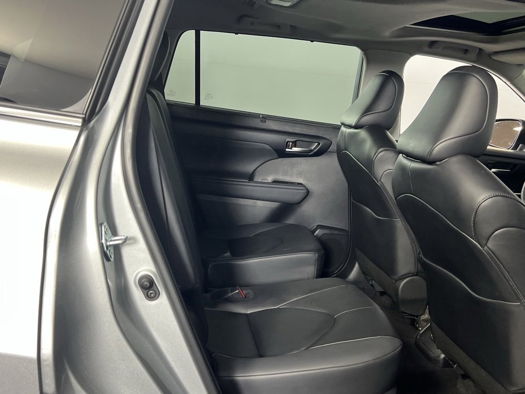 Used 2025 Toyota Highlander XLE image 29