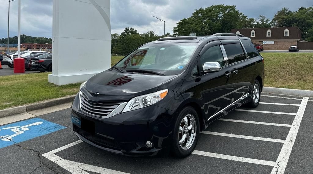 Used 2017 Toyota Sienna XLE w/ XLE Navigation Package FWD image 1
