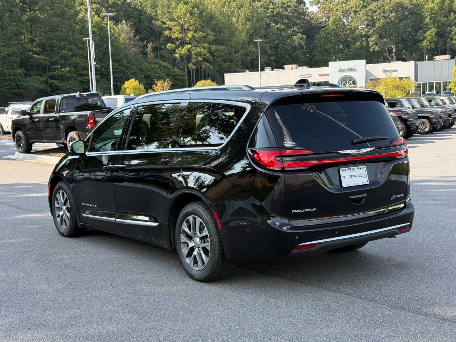 Used 2025 Chrysler Pacifica Pinnacle FWD image 3