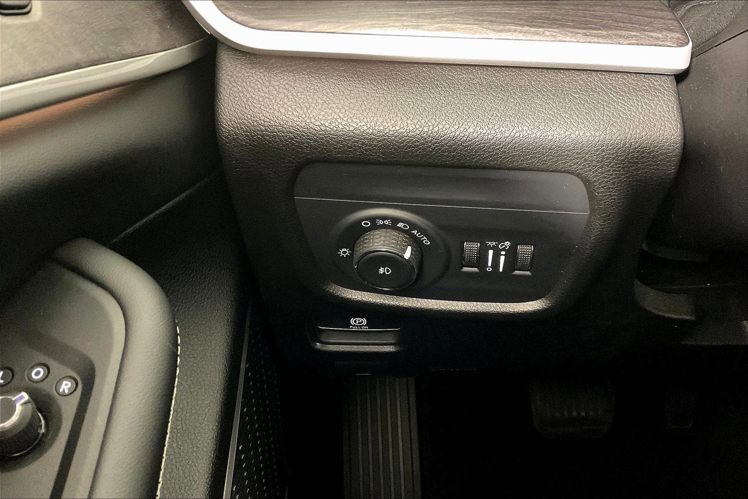 Used 2023 Jeep Grand Cherokee L Limited AWD/4WD image 15