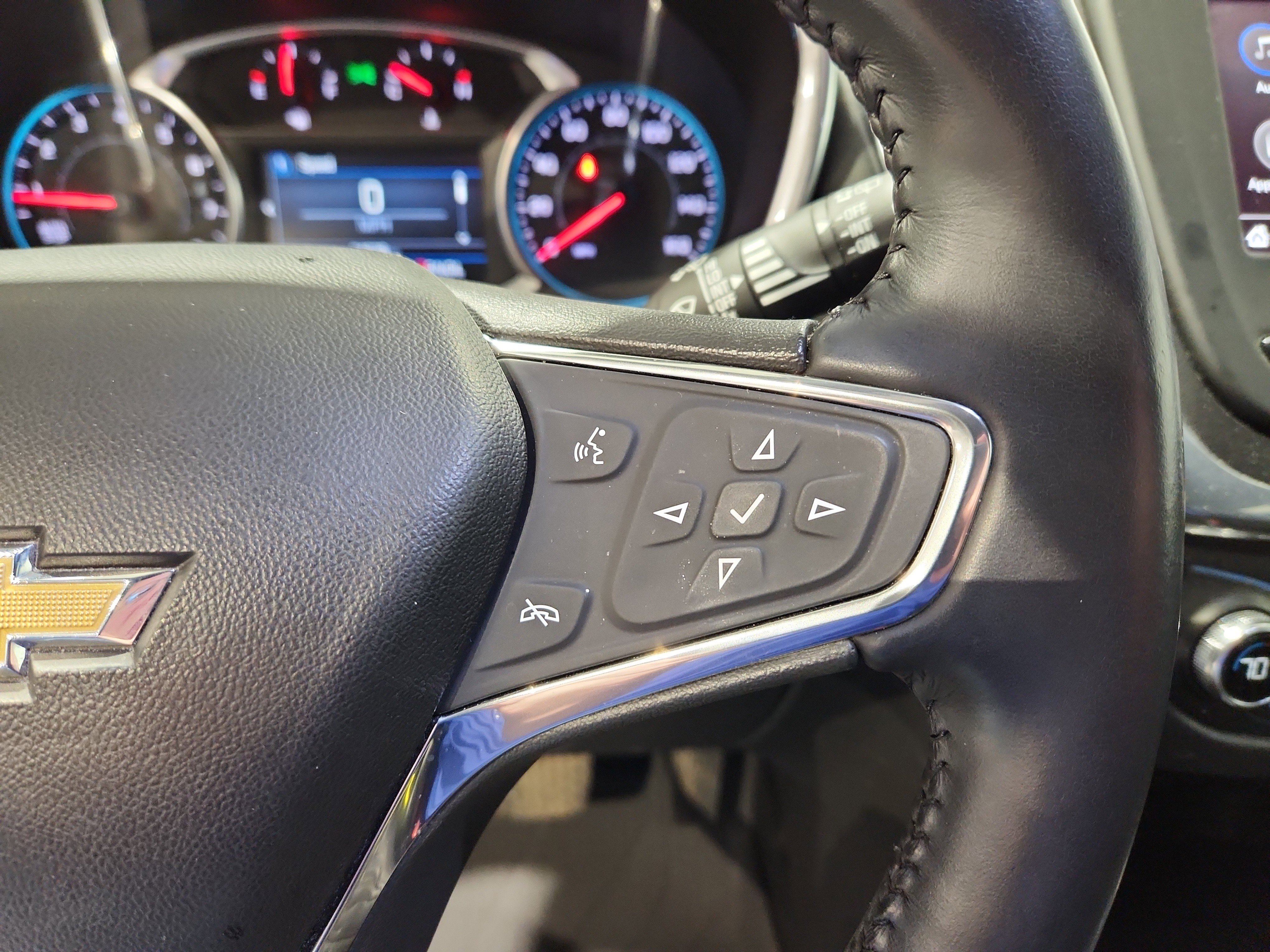 Used 2020 Chevrolet Equinox LT w/ Sport Edition image 11