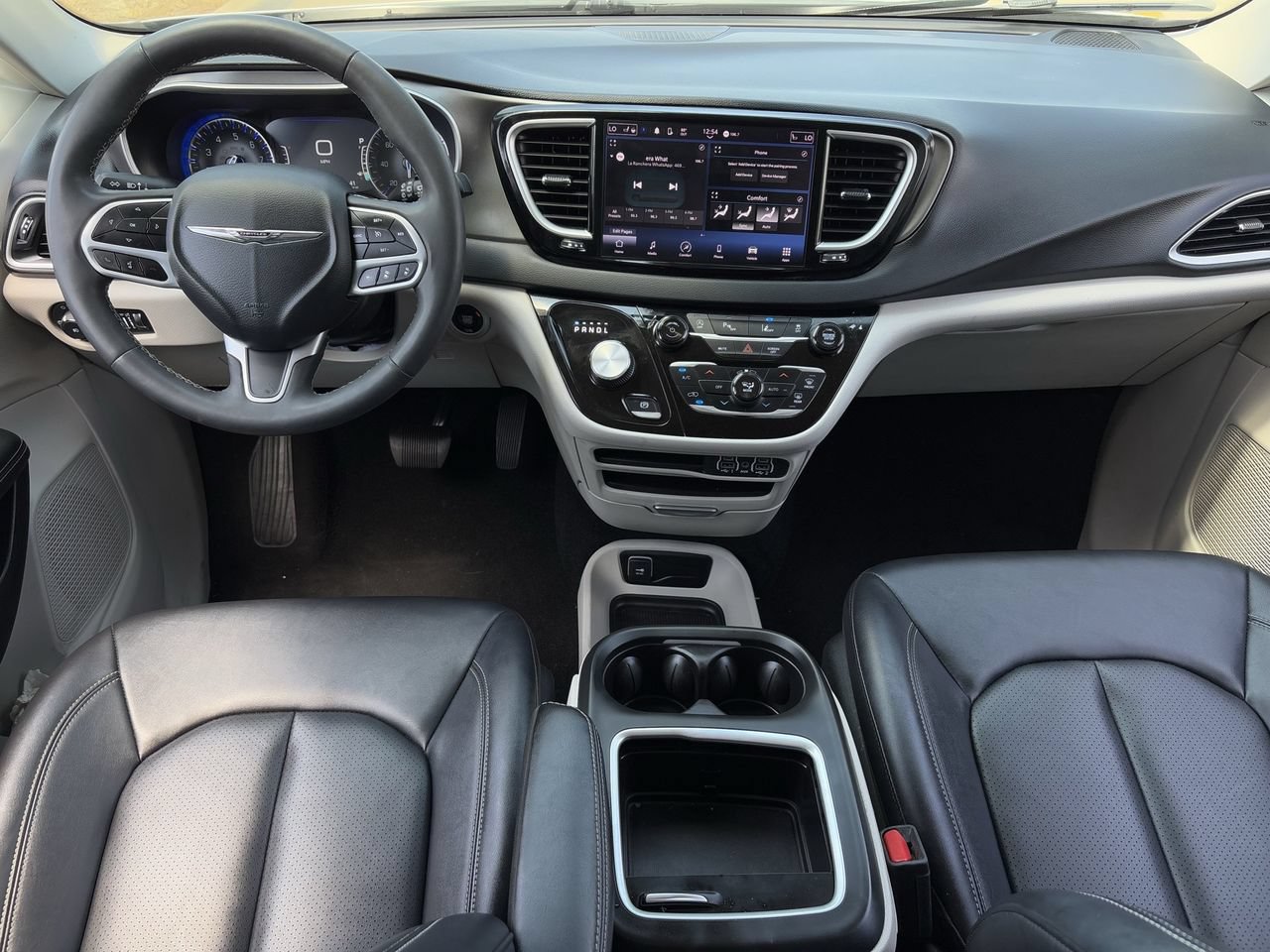 Used 2024 Chrysler Pacifica Touring-L FWD image 11