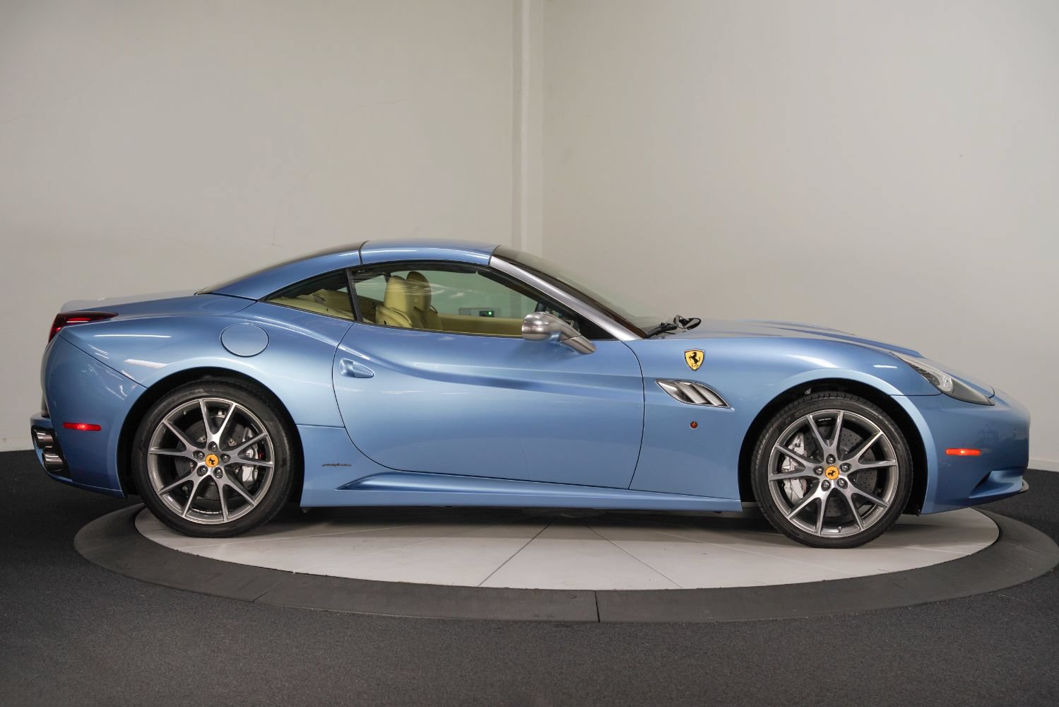 Used 2012 Ferrari California RWD image 10