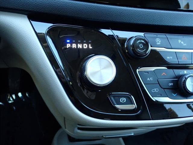 Used 2019 Chrysler Pacifica Touring-L FWD image 20