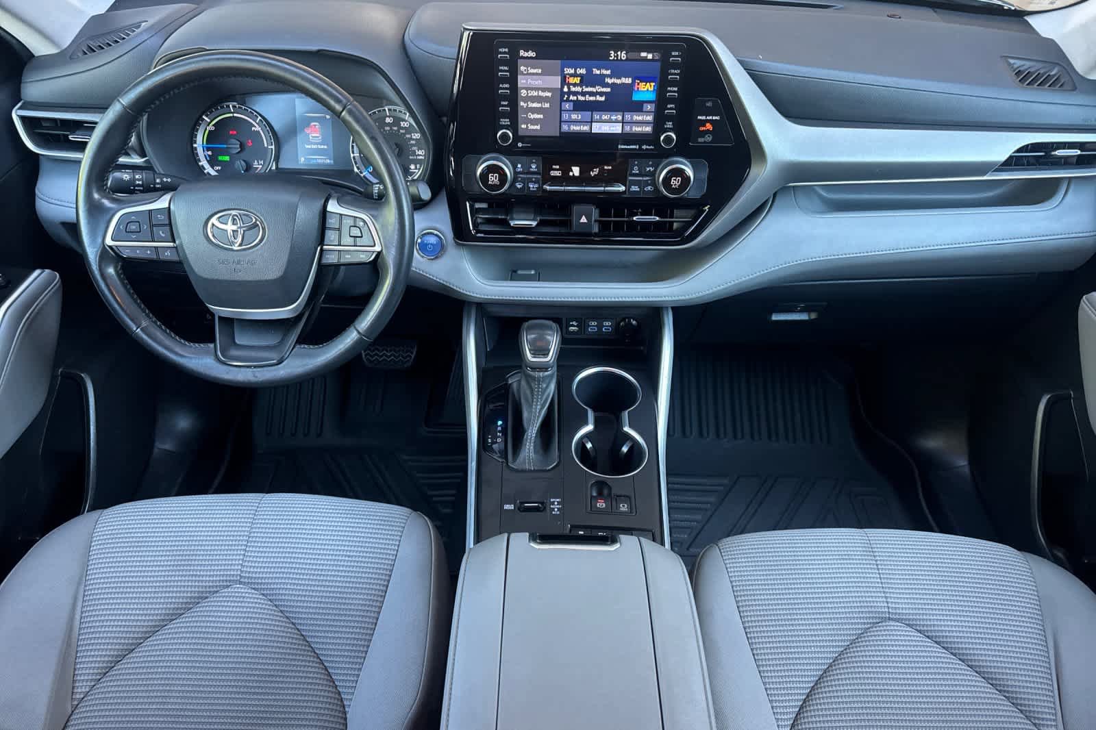 Used 2022 Toyota Highlander LE AWD/4WD image 3