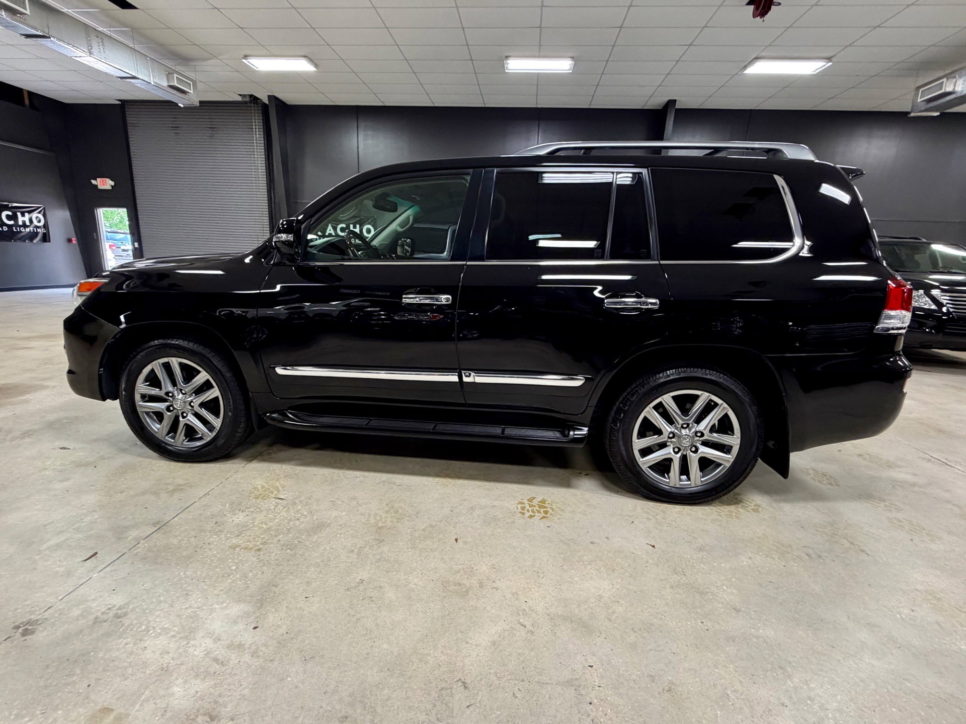 Used 2013 Lexus LX 570 4WD w/ Luxury Pkg w/Pre-crash image 14