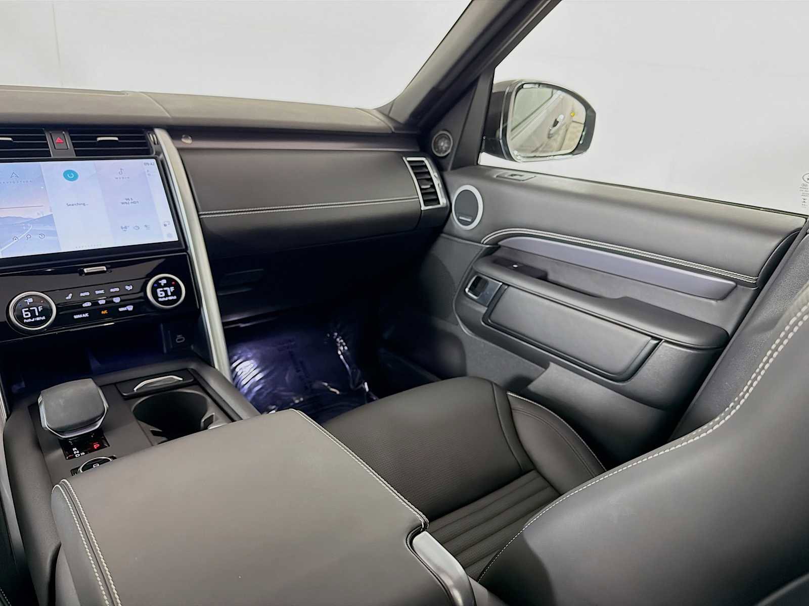 Used 2025 Land Rover Discovery Metropolitan Edition image 23