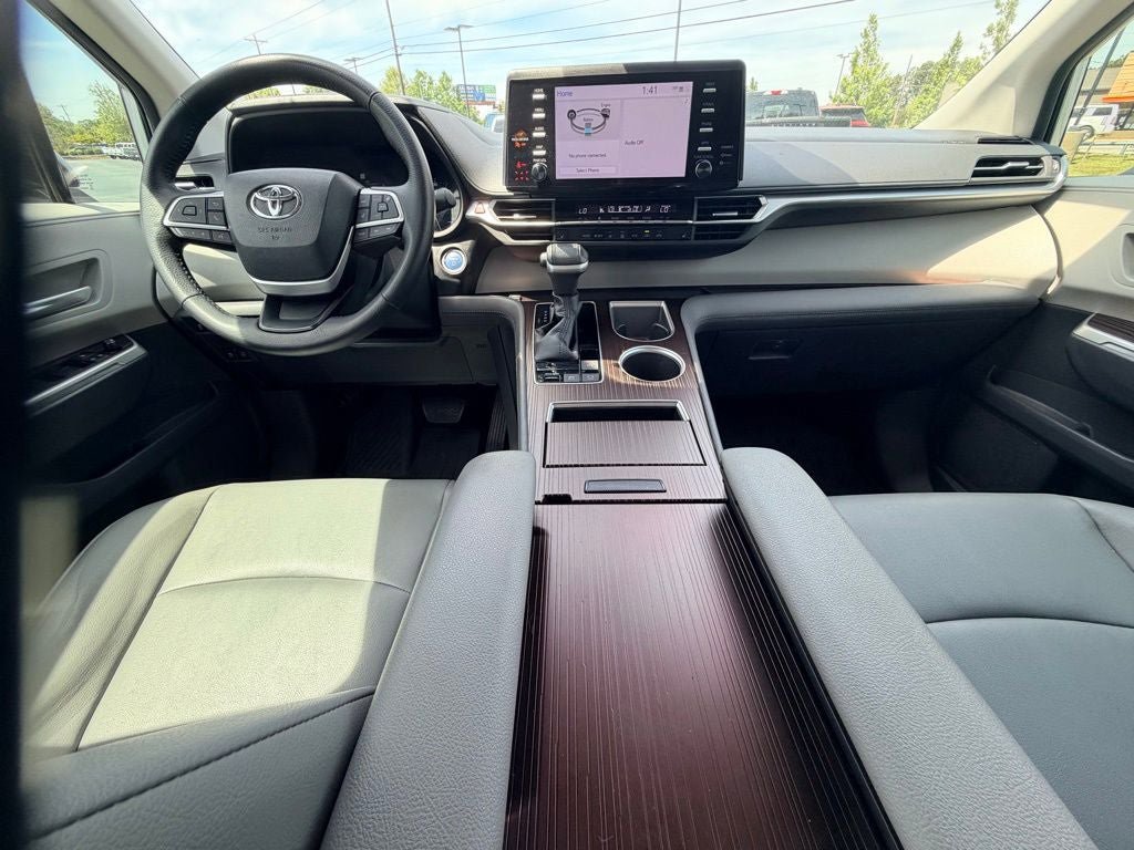 Used 2023 Toyota Sienna XLE image 21