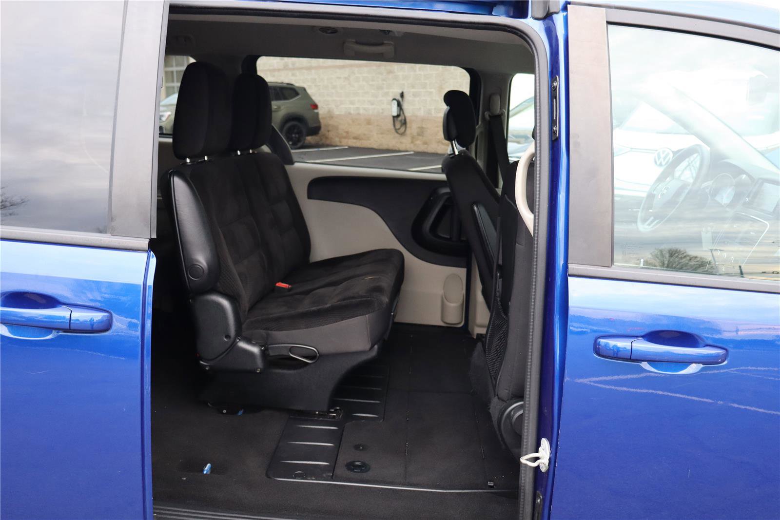 Used 2018 Dodge Grand Caravan SE w/ UConnect Hands-Free Group image 25