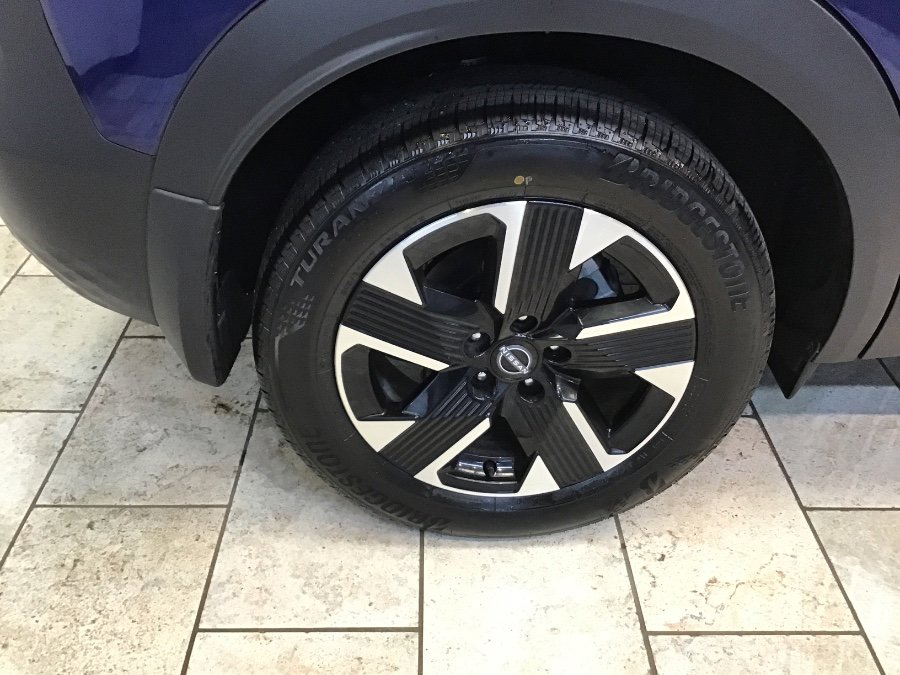 Used 2025 Nissan Kicks SR image 9