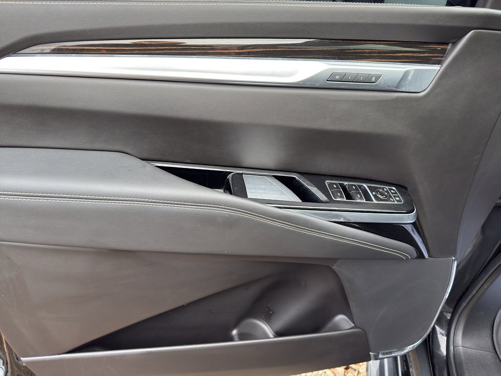 Used 2025 Cadillac Escalade Premium Luxury image 8