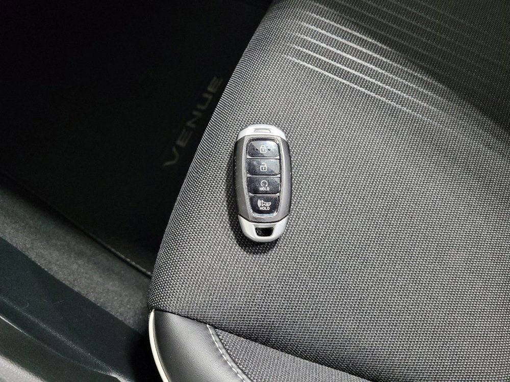 Used 2022 Hyundai Venue Limited image 32