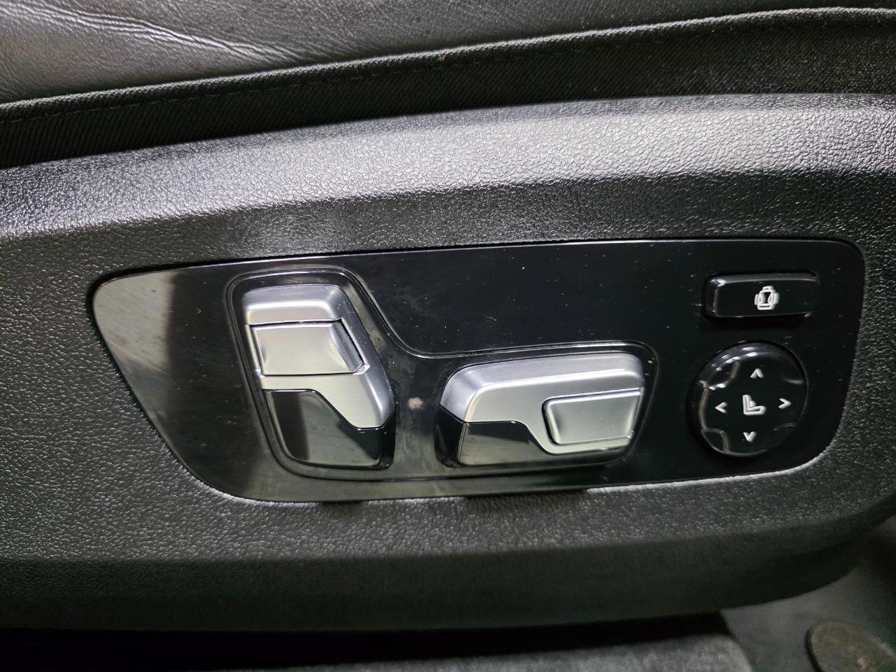 Used 2020 BMW X5 M50i w/ Executive Package image 33