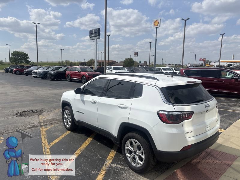 Used 2025 Jeep Compass Latitude AWD/4WD image 3
