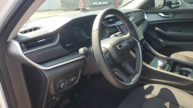 Used 2023 Jeep Grand Cherokee Laredo w/ Luxury Tech Group I AWD/4WD image 7