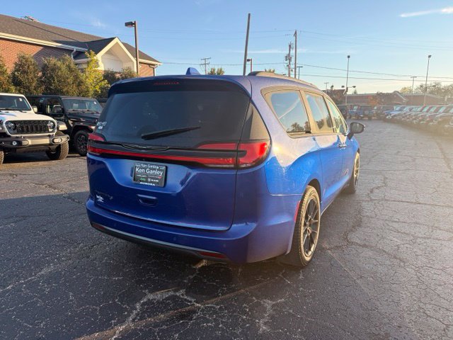 Used 2021 Chrysler Pacifica Touring w/ Uconnect Theater Family Group FWD image 7