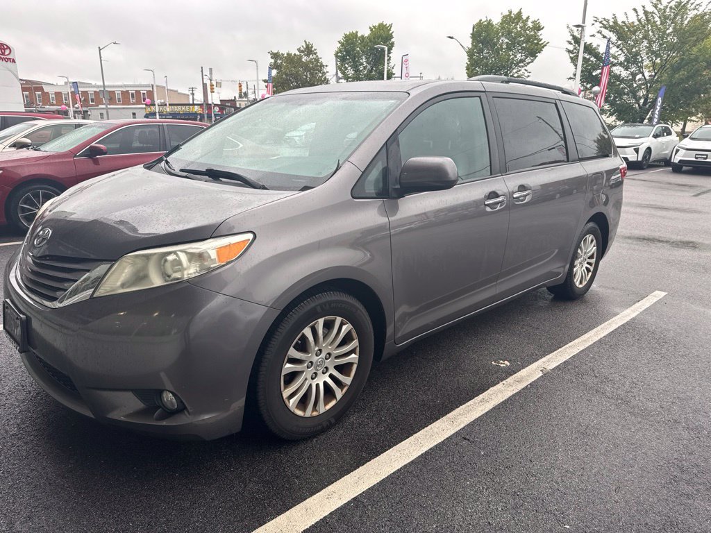 Used 2017 Toyota Sienna XLE w/ XLE Navigation Package FWD image 2