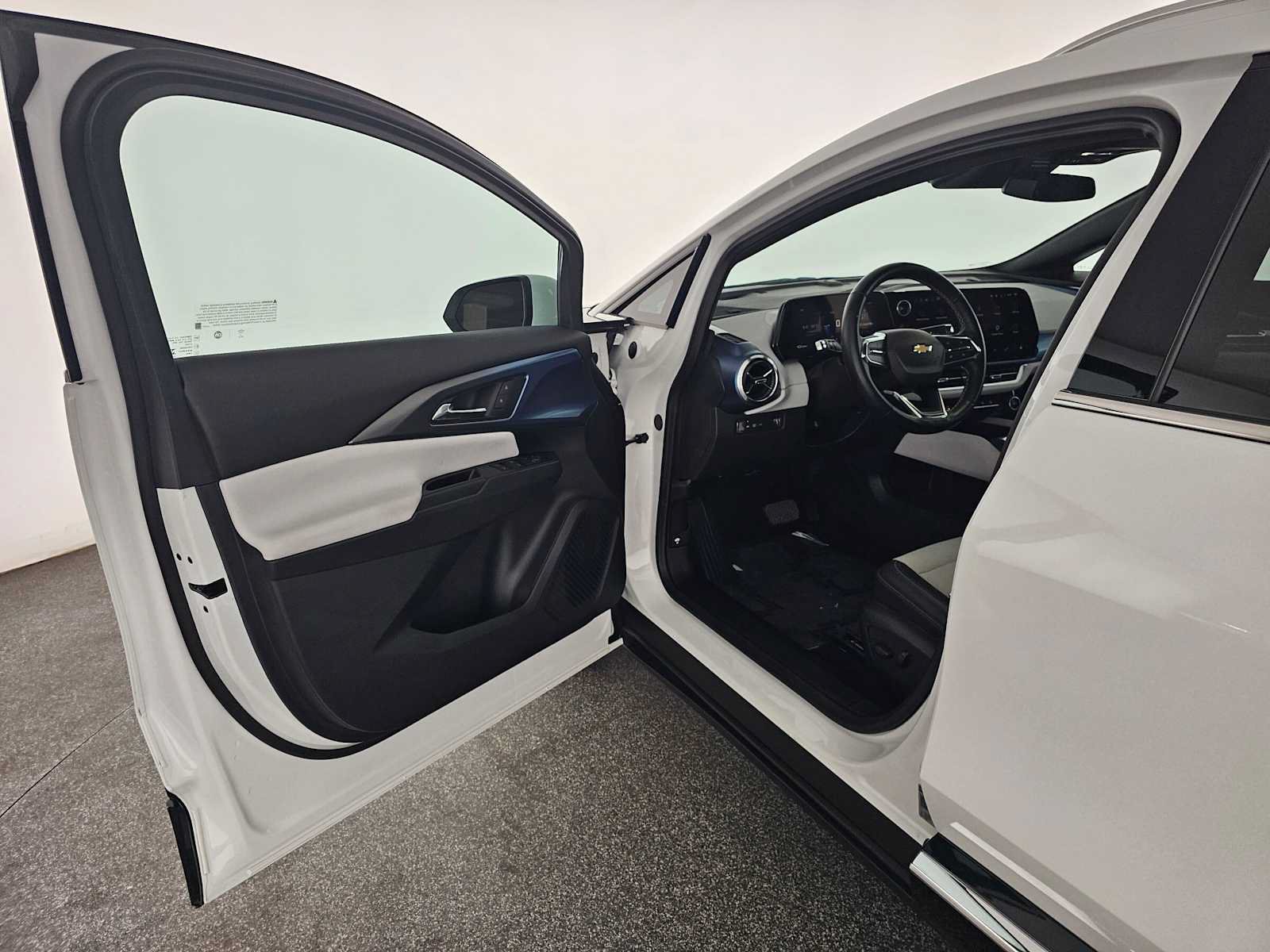 Used 2024 Chevrolet Equinox EV LT FWD image 19