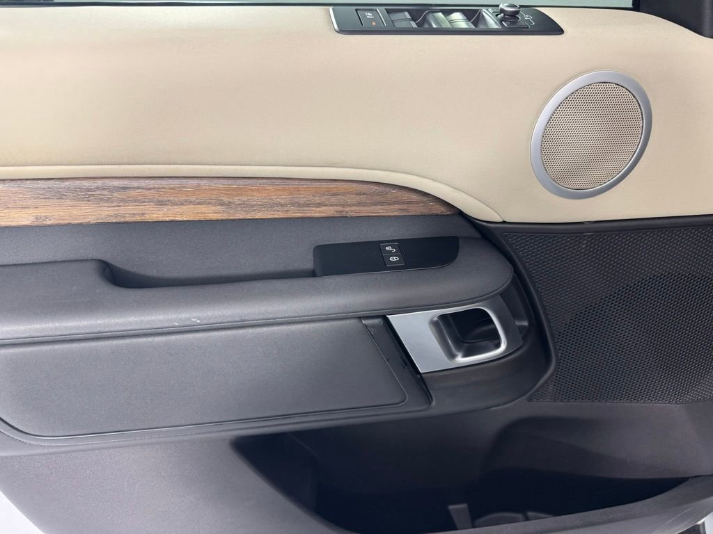 Used 2019 Land Rover Discovery SE image 16