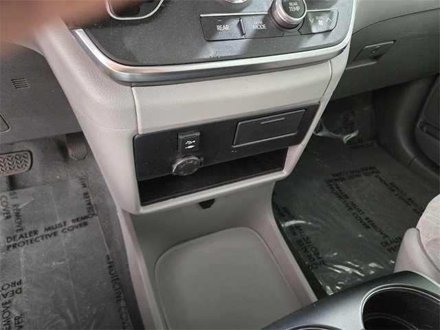 Used 2019 Toyota Sienna LE image 34