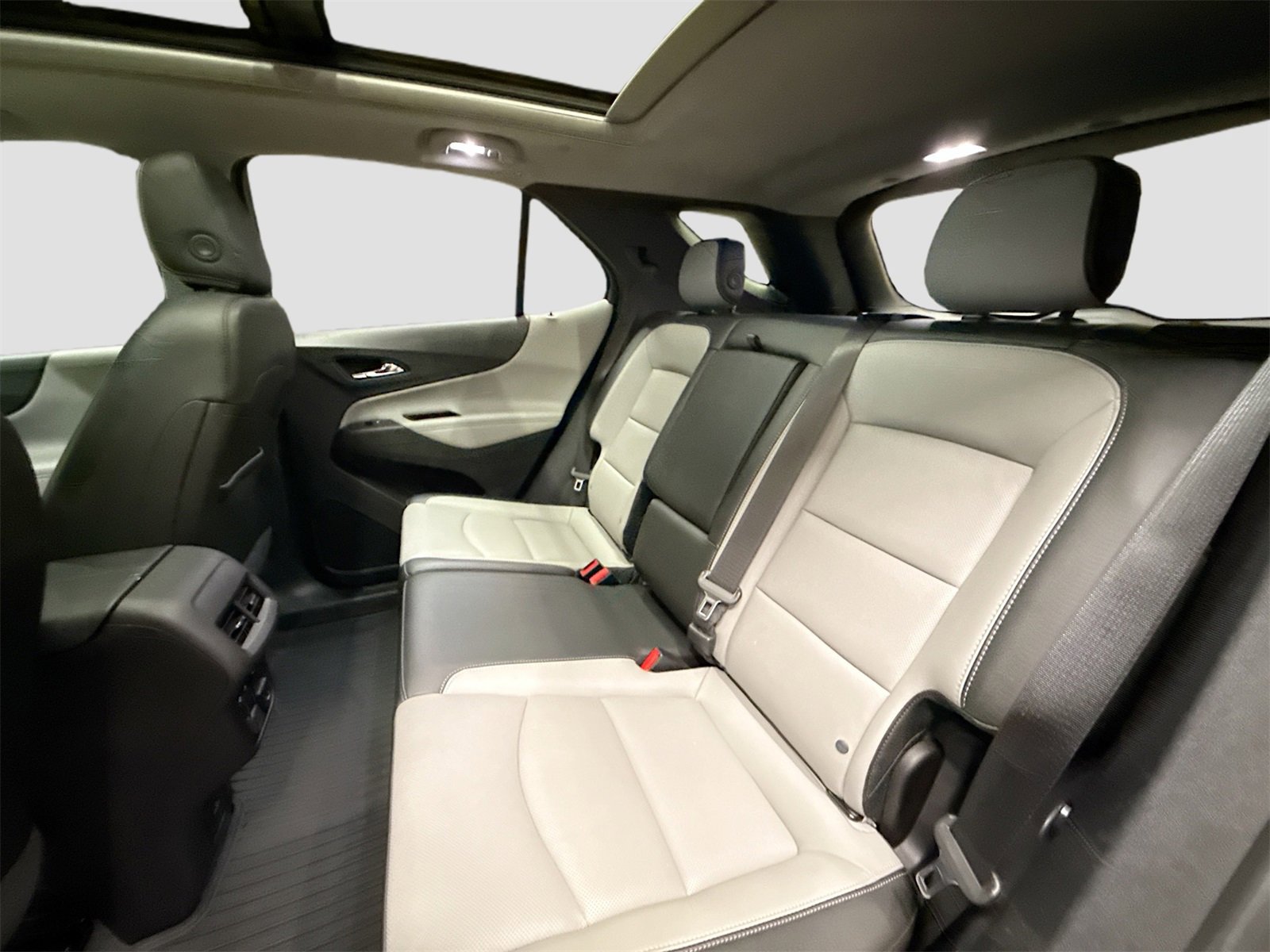 Used 2018 Chevrolet Equinox Premier image 26