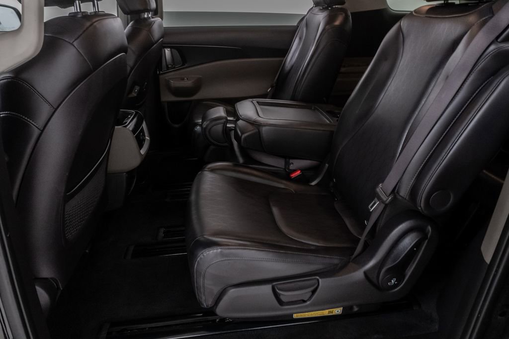 Used 2025 Kia Carnival FWD image 28