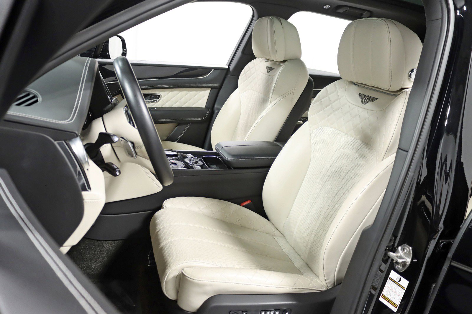 Used 2017 Bentley Bentayga image 32