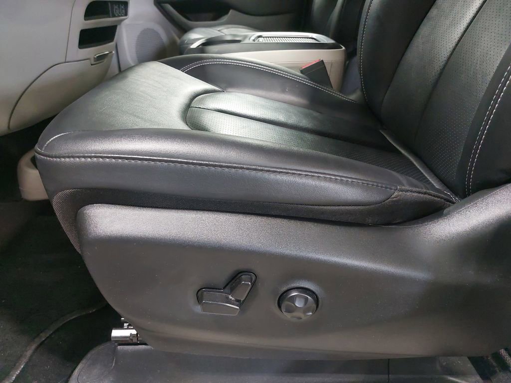 Used 2024 Chrysler Pacifica Touring-L FWD image 28