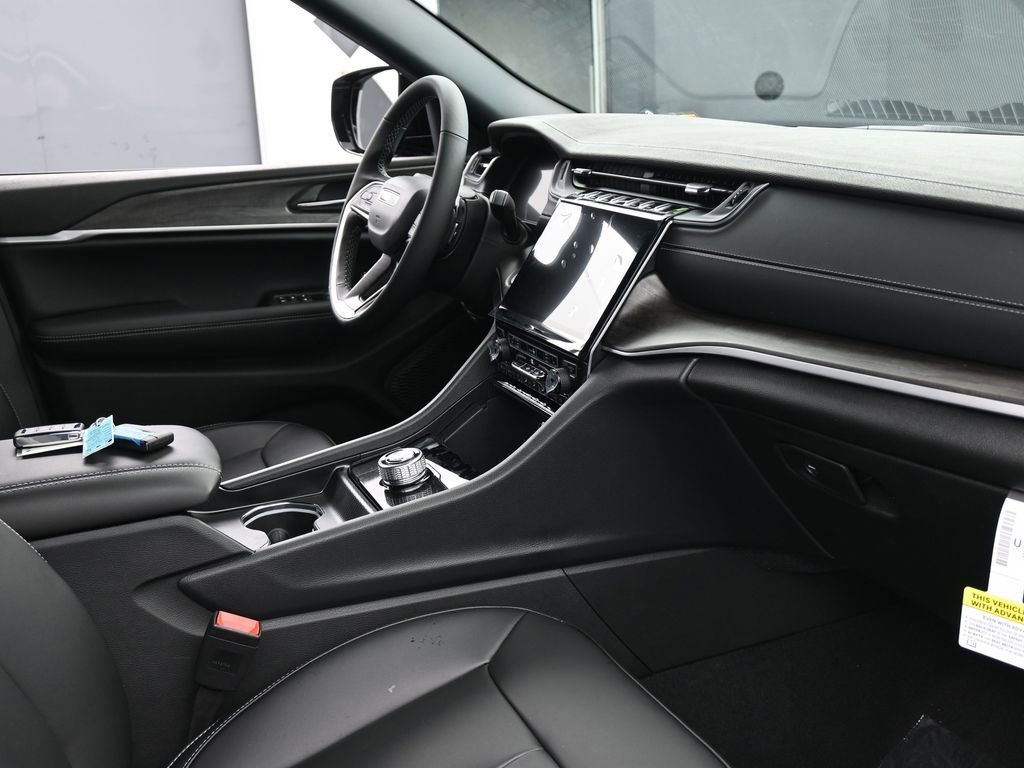 Used 2025 Jeep Grand Cherokee Limited image 32