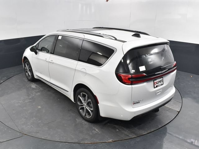 New 2026 Chrysler Pacifica Pinnacle w/ Trailer Tow Group AWD/4WD image 45