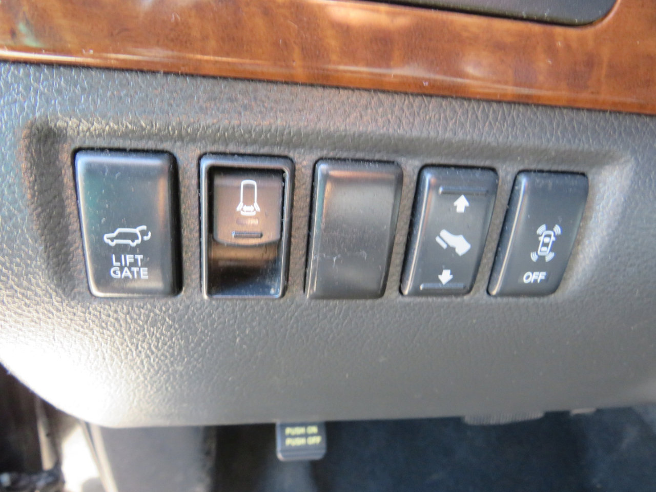 Used 2011 Nissan Armada Platinum image 11