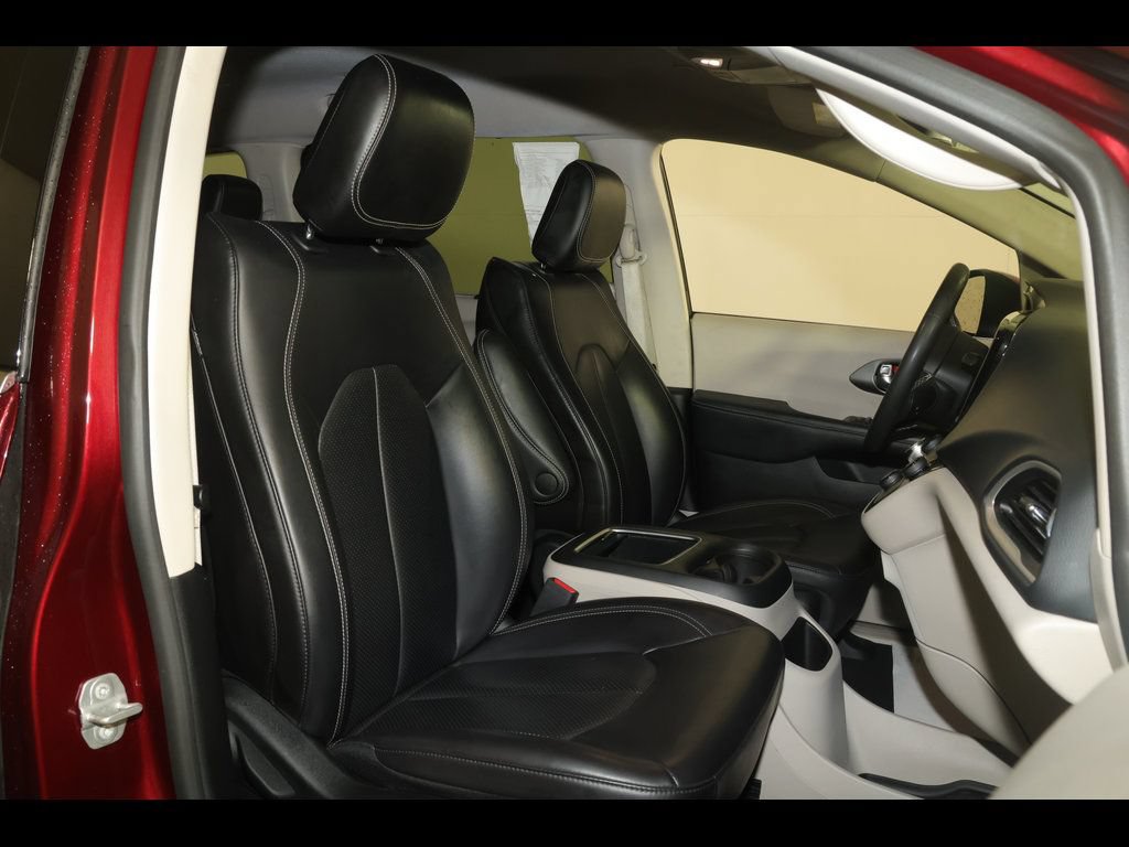 Used 2023 Chrysler Pacifica Touring-L FWD image 28