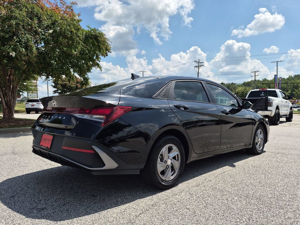 Used 2025 Hyundai Elantra SE FWD image 3