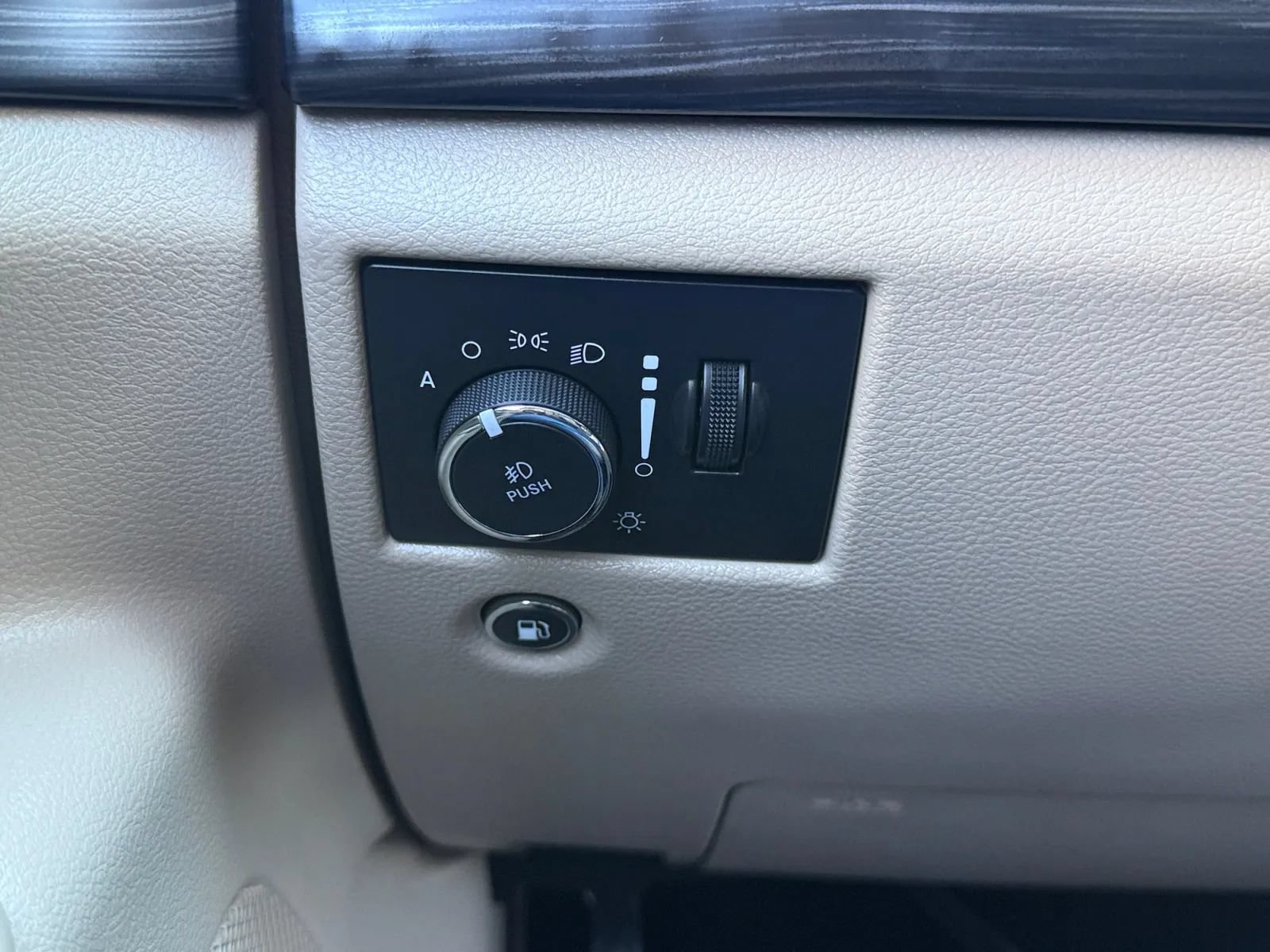 Used 2019 Jeep Grand Cherokee Laredo AWD/4WD image 39