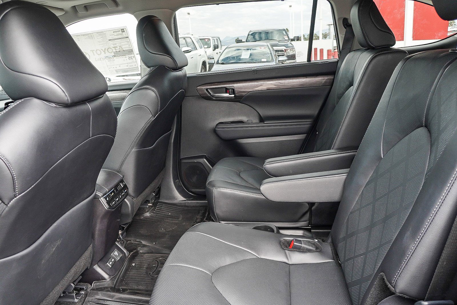 New 2025 Toyota Highlander Platinum image 27